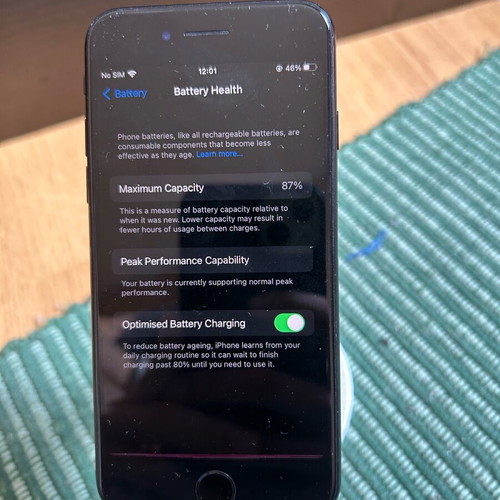 IPhone 7 32GB like new, black, with minor screen defect