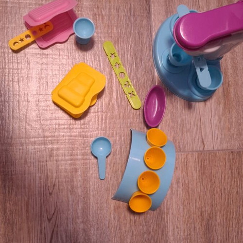 Play Doh modeling set ice cream maker like new with stamps
