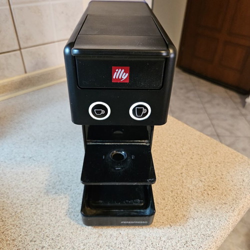 Illy Iperespresso Y3.3 Black coffee machine used, capsule compatible