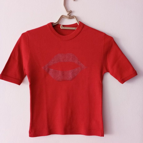 Red ribbed top with glitter lips design like new