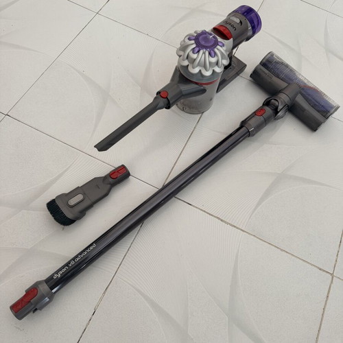 Dyson V8 Advanced rechargeable stick and handheld vacuum like new