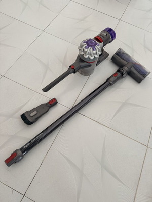 Dyson V8 Advanced rechargeable stick and handheld vacuum like new