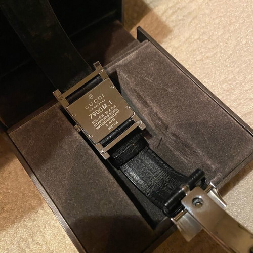 Gucci men's watch like new with leather strap model 79000M.1