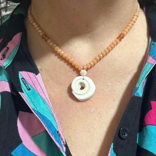Necklace with glass beads and real shell, new, adjustable, handmade