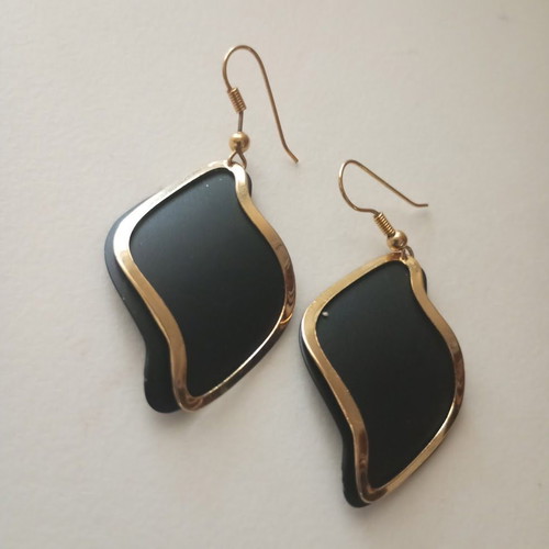 Dangling earrings new with black matte and gold details