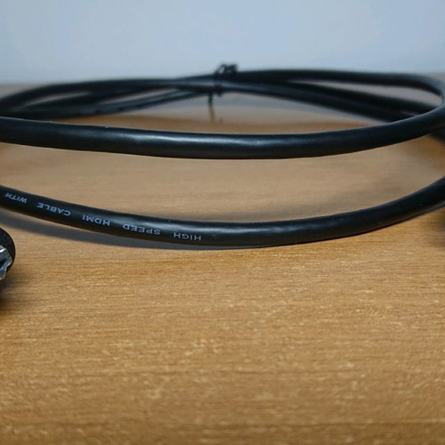 Displayport and HDMI cables used, lengths 1.8m and 1.5m