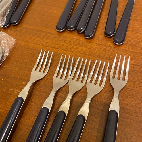 Cutlery set new with 4 small forks, 6 large knives, 6 large spoons, 4 large forks, 6 small spoons