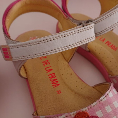 Agatha Ruiz De La Prada sandals size 30 like new, white and pink, velcro