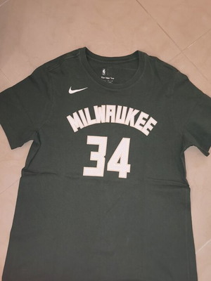 Milwaukee Giannis T Shirt used, large size