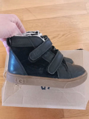 Ugg για αγοράκια νούμερο 26