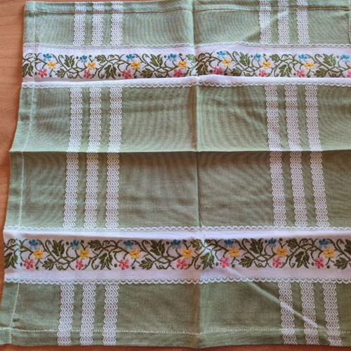 Vintage dining tablecloth set with 6 napkins, green floral embroidery