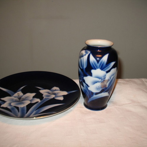 Tajimi Pottery vase and plate set like new, cobalt blue