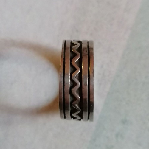 Silver 925 ring band with linear designs new no 56.5