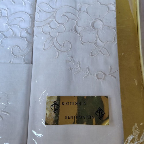 Peiraiki Patraiki bed sheet set new, includes one extra sheet