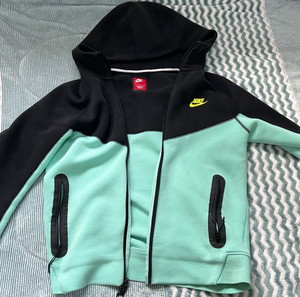 Nike tech fleece size small με μικρό σκίσιμο στο μανίκι