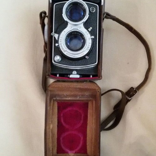 Yashica-C Vintage TLR camera with leather case