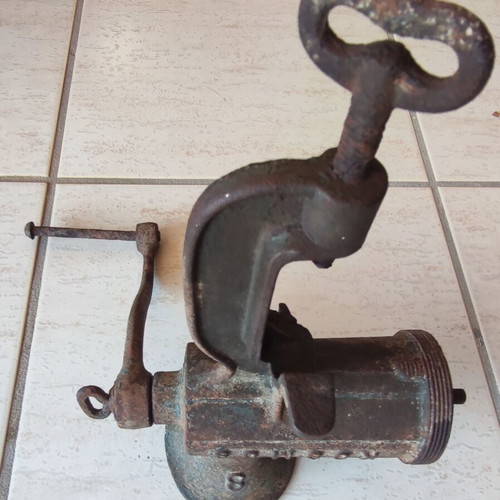 Meat grinder vintage used, broken side