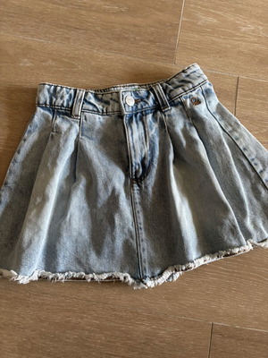 Benetton skirt like new, size 7-8 years