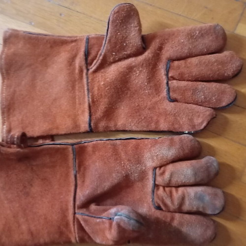Fireproof stove gloves like new with free fire starter cubes