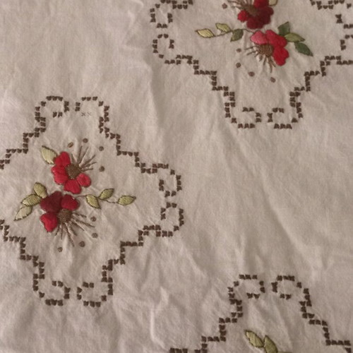 Embroidered square tablecloth like new 1.60x1.60