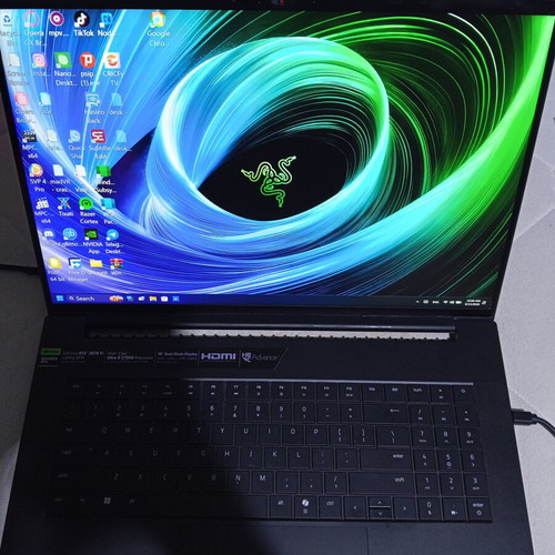 Razer Blade 18 2025 Gaming Laptop Dual 4k UHD+ 240 Hz FHD+ 440 Hz