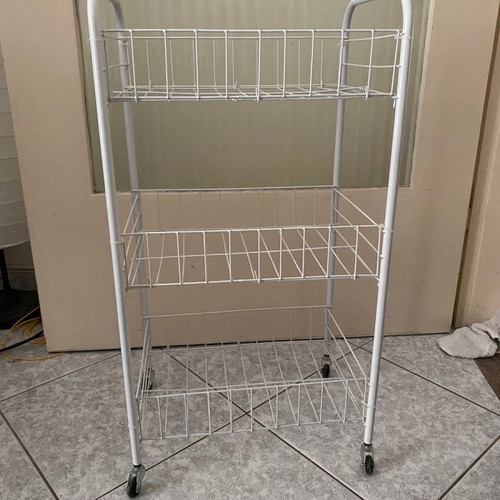 Kitchen shelves used with wheels in excellent condition
