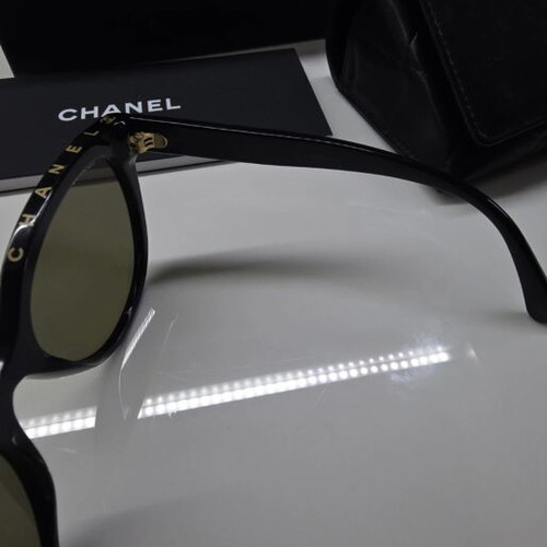Chanel sunglasses with gold mirror lenses like new, black