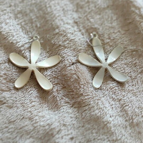 Dangling earrings like new flower-shaped with yellow enamel