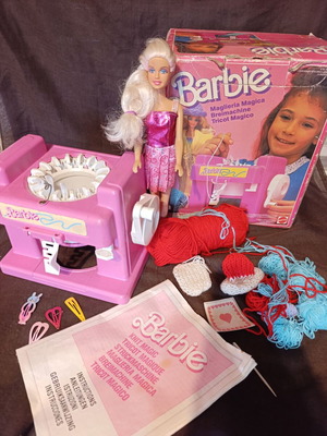 Πλεκτομηχανή Barbie Knit Magic 1988 Mattel σαν καινούργιο με κουτί και δώρο κούκλα