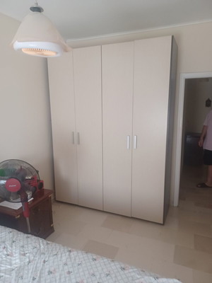 Μεγάλη λευκή ντουλάπα υπνοδωματίου με συρτάρια και ράφια
