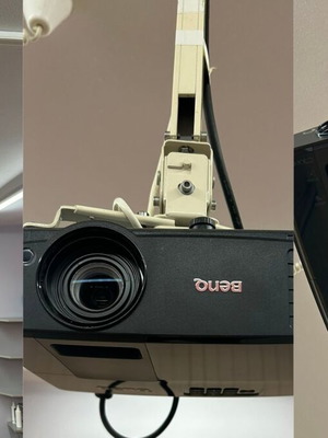 Benq MS504 projector like new with ceiling mount