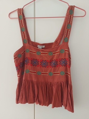 American Eagle κεντητή αμάνικη μπλούζα σε ροζ με πολύχρωμο κέντημα