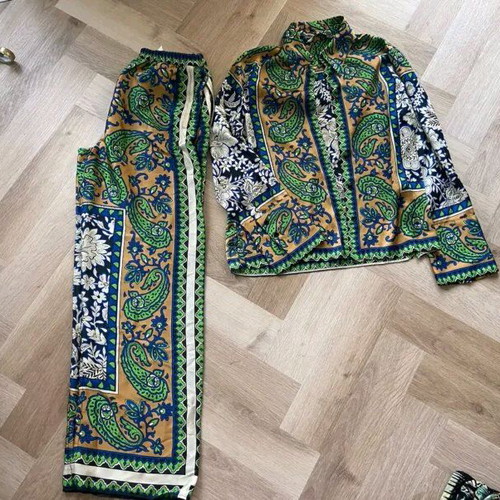 Satin suit Zara like new, multicolored