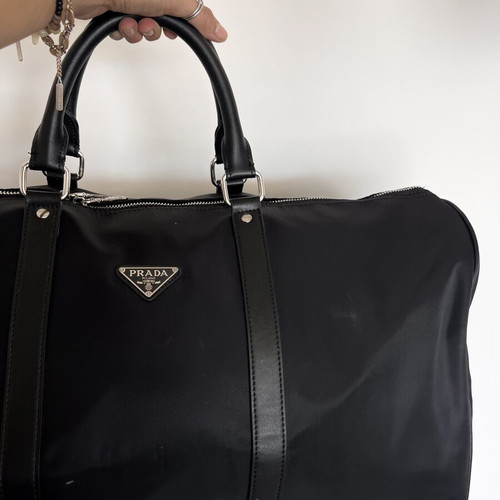 Large black nylon travel bag like new with detachable shoulder strap
