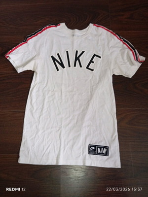 Nike T Shirt like new, size XS, white with red and black stripes