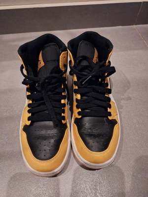Jordan αθλητικά παπούτσια σαν καινούργια, μέγεθος 40.5, μαύρο και κίτρινο