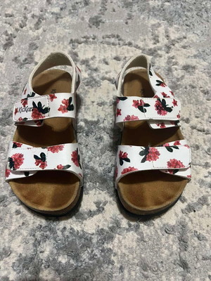 Kickers παιδικά ανατομικά πέδιλα σαν καινούργια, μέγεθος 28, λευκά με λουλούδια