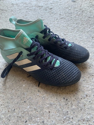 Футболни обувки Adidas Predator в отлично състояние