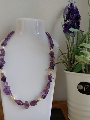 Κολιέ με αμέθυστους, μαργαριτάρια και επιχρυσωμένες πέτρες αιματίτη