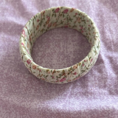 Floral bracelet like new, white and colorful