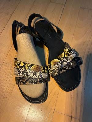 Zara sandals size 41 multicolored like new, flat and comfortable
