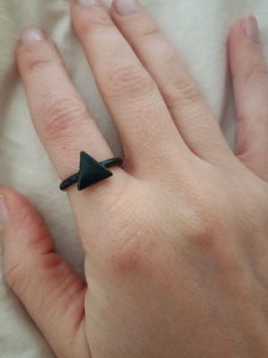 Δαχτυλίδι μαύρο με τρίγωνο σαν καινούργιο, μέγεθος medium