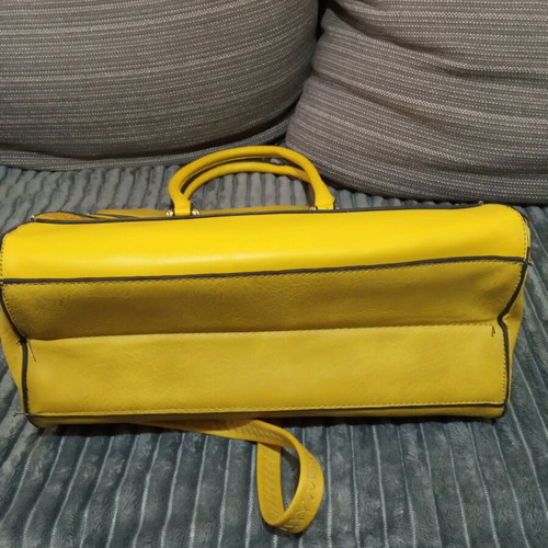 Yellow shoulder bag used with many compartments, leatherette