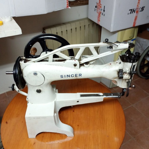 Singer sewing machine used for shoes and soles electric and manual