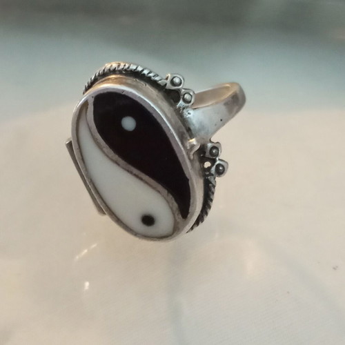 Silver 925 ring used with secret compartment and enamel