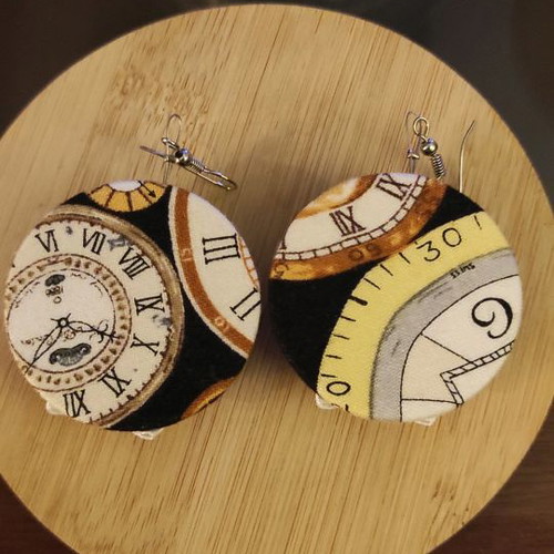 Earrings in clock shape