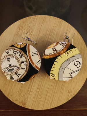 Earrings in clock shape