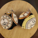 Earrings in clock shape