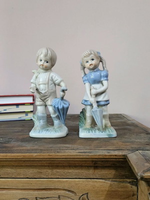 Vintage porcelain figurine set like new, children with umbrellas