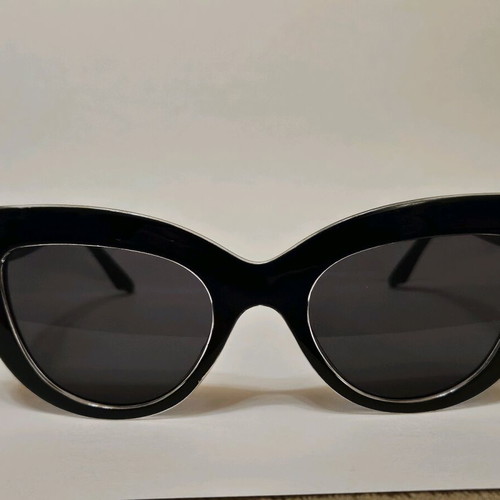 Sunglasses like new, black with fabric case
